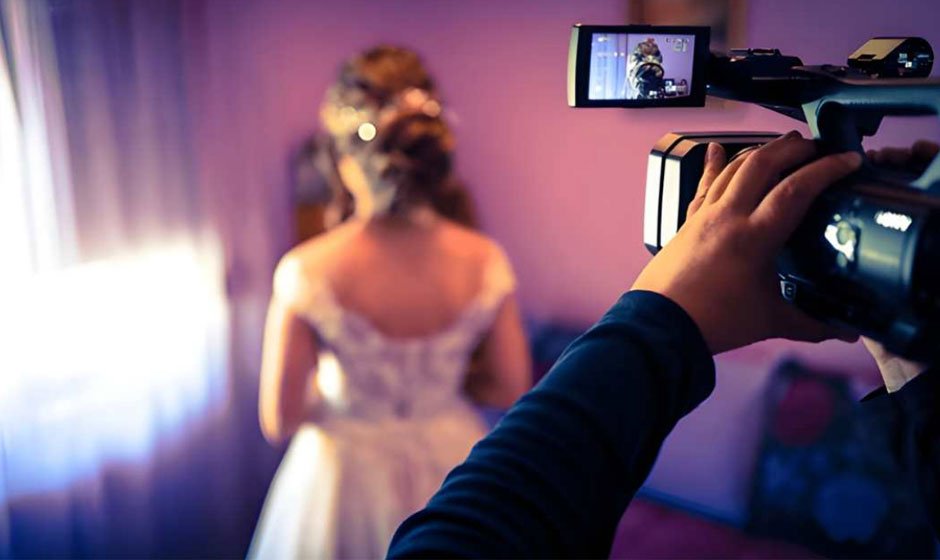 Showing-a-videographer--what-is-a-wedding-video-like