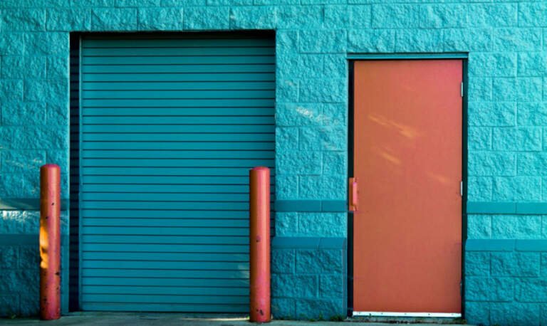 7 Signs That You Must Call A Professional For Your Garage Door Repair