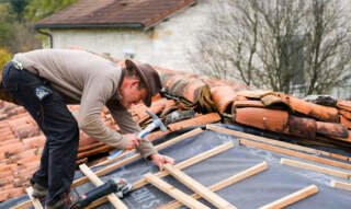 The Consequences of Hiring the Wrong Roofing Contractors: What to Expect from the Right Ones