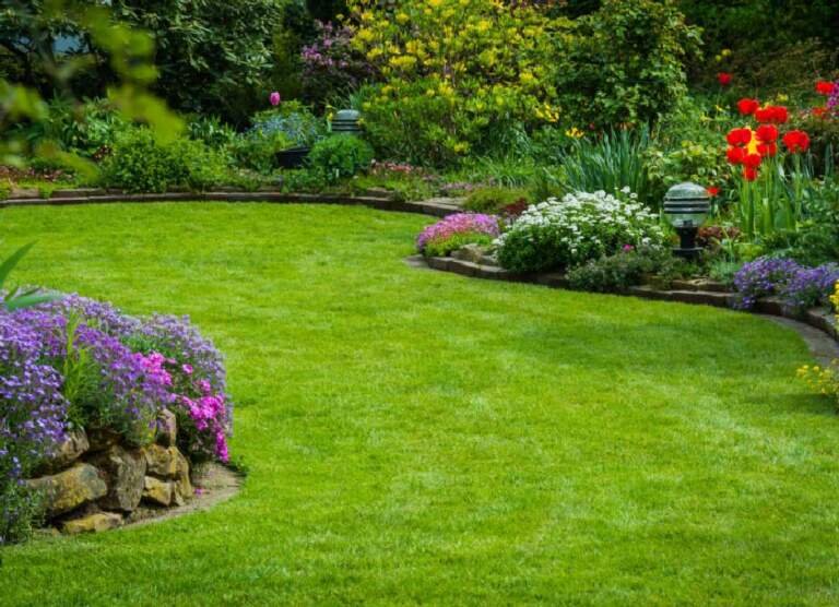 How a Landscaper Can Design a Multi-Seasonal Landscape for Year-Round Beauty