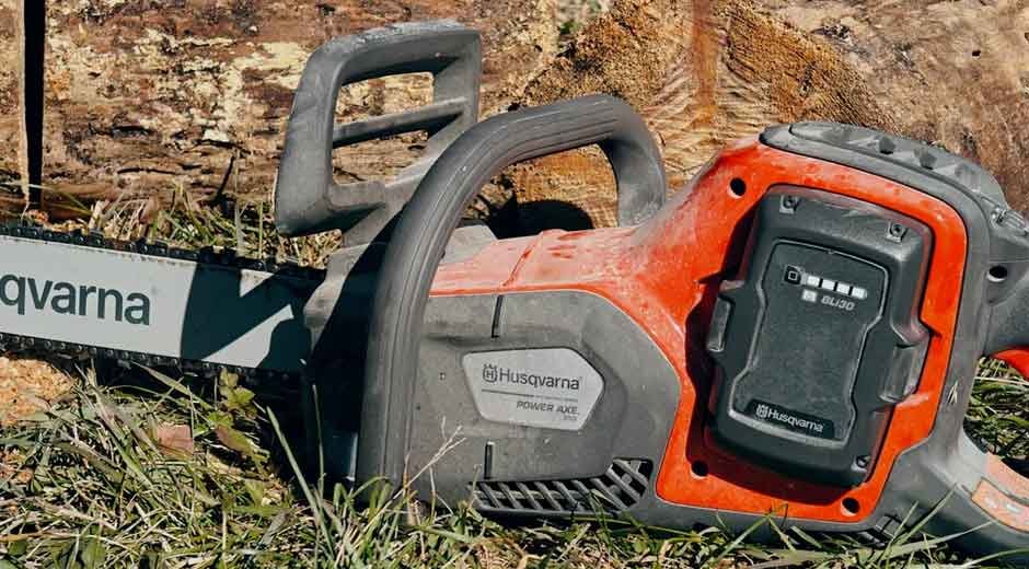 How to Cut Safely and Cleanly with an Electric Chainsaw